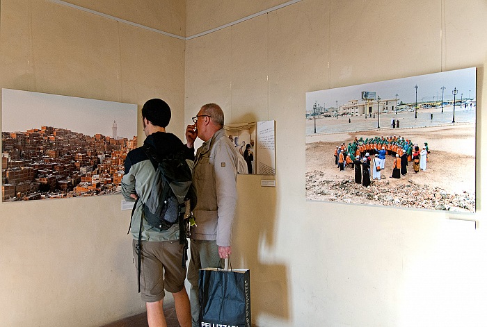 Durante la visita alla mostra Mega Mecca di Luca Locatelli.  Stefania Biamonti/FPmag.
