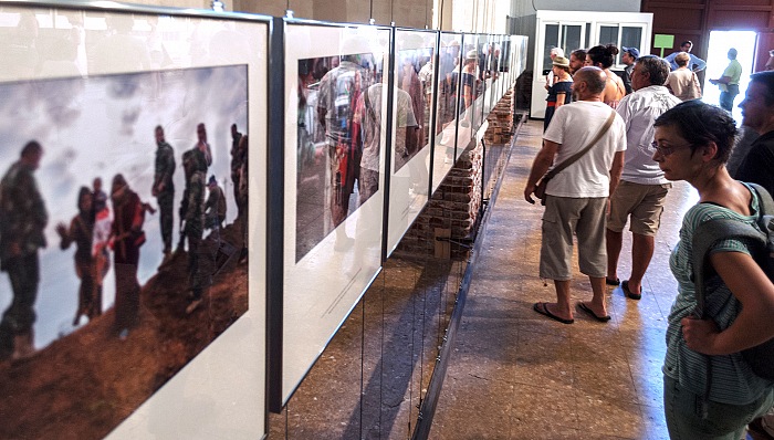 Frdric Lafargue durante la visista alla sua mostra chapper  Daech.  FPmag.