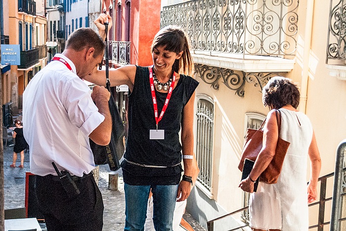 Perpignan, Visa pour l'Image 2016, Stefania Biamonti, caporedattore di FPmag, sottoposta ai controlli all'ingresso Chapelle du Tiers Ordre de saint Dominique.  FPmag.