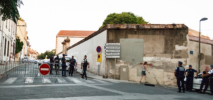 Perpignan, Visa pour l'Image 2016, blocco stradale all'angolo di rue Franois Rabelais, dove ha sede il Couvent des Minimes, sede della maggior parte delle mostre di Visa pour l'Image.  FPmag.