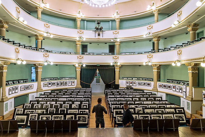 L'allestimento della mostra Project 192 nel Teatro sociale di Novafeltria nell'ambito di Semplicemente fotografare live 2016.  FPmag.