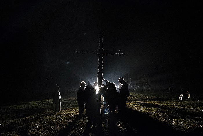 Tennessee. USA, 2015. Una croce viene bruciata al termine del matrimonio di due membri del KKK. Per il KKK la croce simboleggia Ges Cristo che illumina il loro sentiero (nonostante il gesto di bruciare la croce sia tab nella maggior parte dei gruppi religiosi cristiani). Nel corso della storia del movimento la croce  stata inoltre bruciata presso le propriet di afro-americani per intimidirli.  Peter Van Agtmael/Magnum Photos.