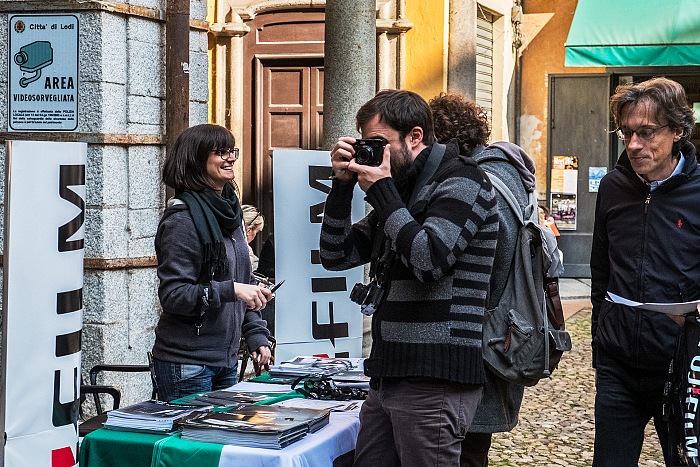 Lo stand Fujifilm Italia in piazza Broletto, dove  possibile provare le attrezzature Fujifilm in tutti i fine settimana del Festival della Fotografia Etica 2016.  FPmag.