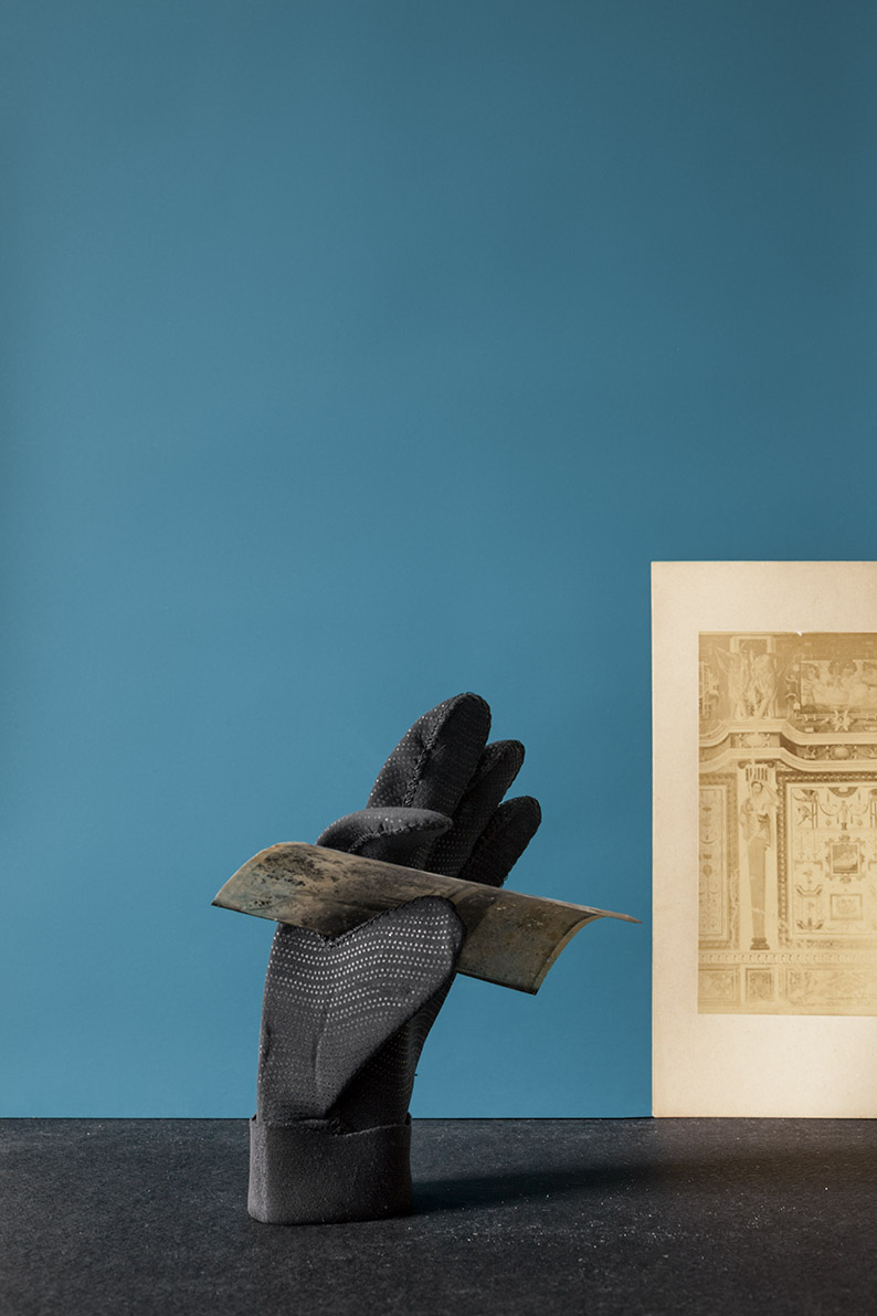 Francesca Rivetti, Black Glove, 2016, stampa inkjet su Baryta, 45x30cm.  Francesca Rivetti, courtesy Viasaterna.