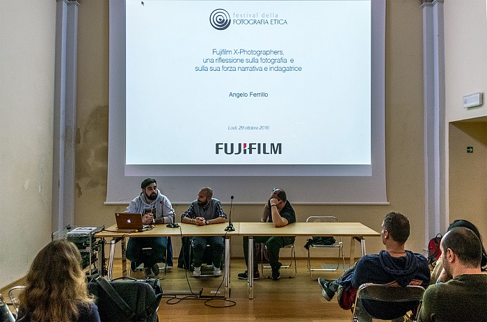 Angelo Ferrillo durante il suo intervento all'incontro Fujifilm X-Photographers, una riflessione sulla fotografia e sulla sua forza narrativa e indagatrice nell'ambito del Festival della Fotografia Etica 2016.  FPmag.