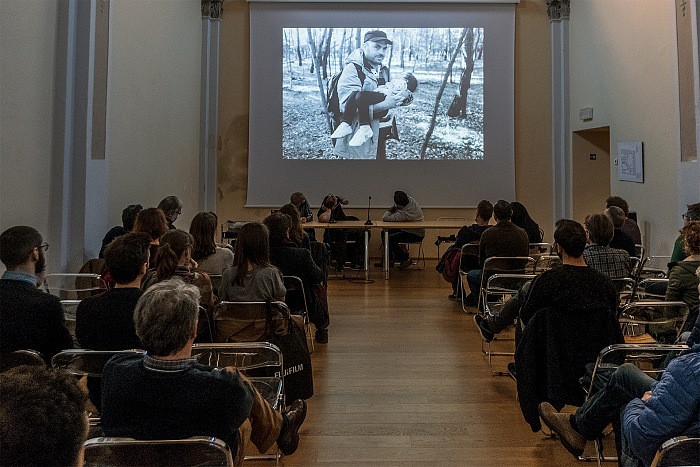 Un momento della proiezione dei lavori di Maurizio Faraboni durante l'incontro Fujifilm X-Photographers, una riflessione sulla fotografia e sulla sua forza narrativa e indagatrice nell'ambito del Festival della Fotografia Etica 2016.  FPmag.