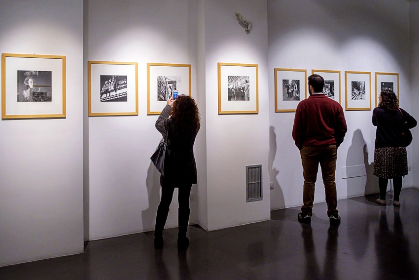 Durante la visita alla mostra Vivian Maier: Where Streets Have No Name, ILEX Gallery @10b Photography Gallery, Roma.  Ruggero Passeri.