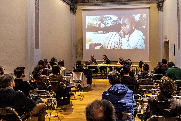 Un momento della proiezione dei lavori di Simone Raso durante l'incontro Fujifilm X-Photographers, una riflessione sulla fotografia e sulla sua forza narrativa e indagatrice, organizzato nell'ambito del Festival della Fotografia Etica 2016.  FPmag