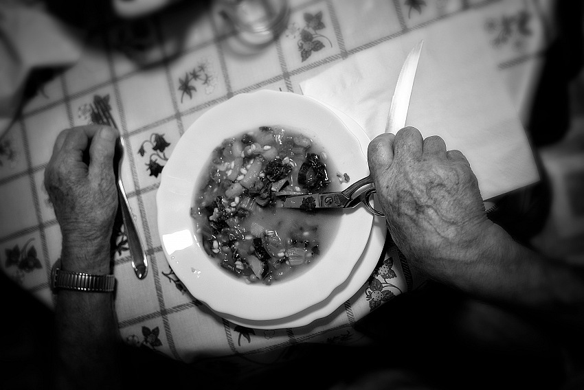 L'aprassia, che  uno dei sintomi pi drammatici della malattia di Alzheimer, qui simbolizzata dalle forbici che il paziente scambia per il cucchiaio.  Pietro Collini.