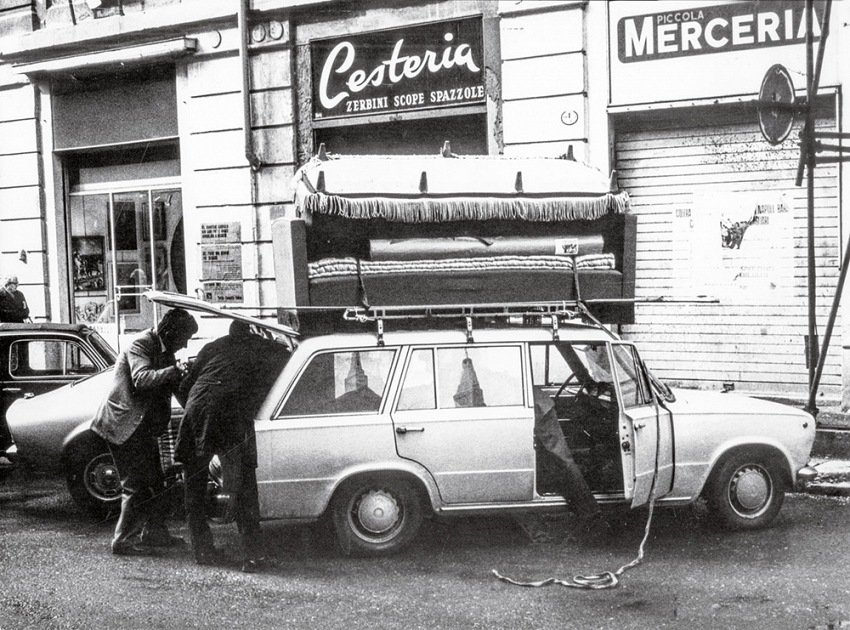 Sergio Magni, Letto su tetto d'auto, Milano, 1974.  Sergio Magni.