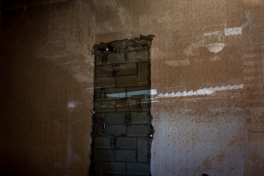 La proiezione dell'immagine di Haifa sulle pareti interne di una stanza di una casa abbandonata di Wadi Salib.  Megan Van Beuge.
