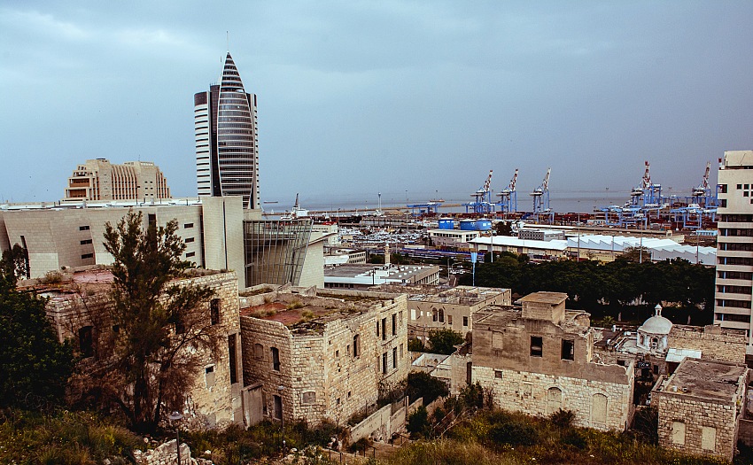 Una vista del quartiere abbandonato di Wadi Salib con sullo sfondo il porto della citt Haifa.  Paolo Becciu.