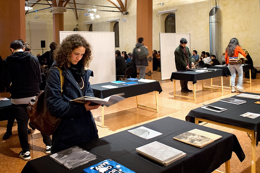 L'allestimento della mostra Unseen Dummy Award 2016 presso la Sala degli Atti di Palazzo Re Enzo a Bologna in occasione di Fruit Exhibition 2017.  Stefania Biamonti/FPmag