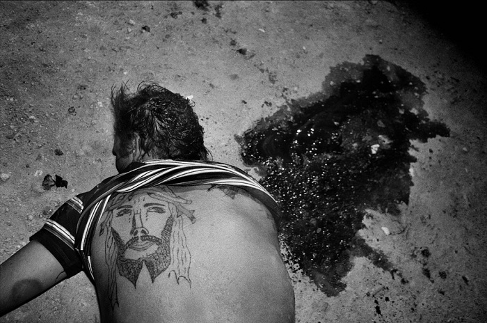Letizia Battaglia, I due Cristi, Palermo, 1982. Courtesy l'artista