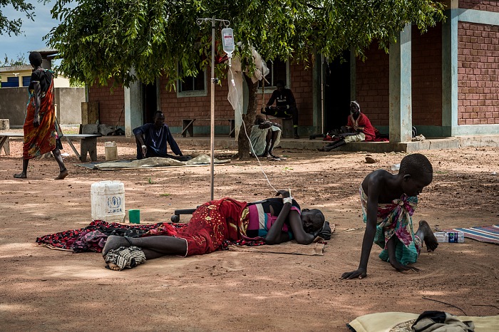 Struttura ospedaliera governativa che serve una comunit di 14000 persone provenienti da zone vicine. Il Sud-Sudan ha il pi alto tasso di mortalit infantile del mondo. 1 donna su 30 muore di parto; 1 bambino su 10 muore prima di raggiungere l'et di 5 anni per malattie facilmente prevenibili o curabili. Abuyung, Lake State, Sud-Sudan, ottobre 2015.  Alessandro Rota