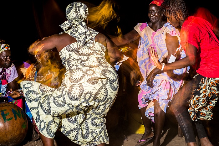 Festival dei Villaggi. Negli anni, nel distretto amministrativo di Fatik sono state alfabetizzate 500 donne che hanno frequentato anche corsi sui diritti civili con autorit amministrative e religiose locali. 
Molte donne sono tuttora alloscuro dei diritti acquisititi col matrimonio, come il mantenimento in caso di separazione, dei diritti successori e soprattutto del diritto alla salute. Diofor, Senegal, 8 Dicembre 2016.  Alessandro Rota.