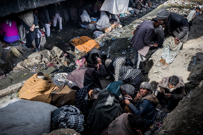 I tossicodipendenti trovano riparo vicino al grande mercato cittadino. Lesercito italiano non ha ancora lasciato il paese, prolungando il conflitto contro i talebani a sostegno del governo ufficiale. Kabul, Afghanistan.  Alessandro Rota.