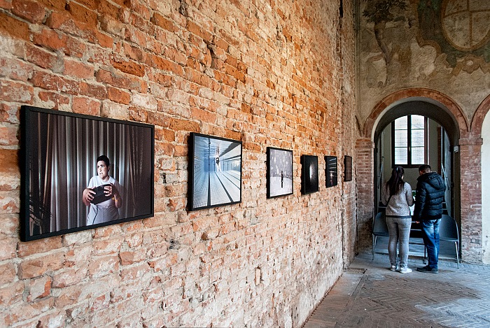 Durante la visita alla mostra Monia di Giovanni Cocco, allestita presso il Giardino segreto di Casa Romei a Ferrara.  Stefania Biamonti/FPmag