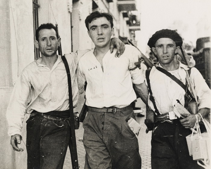 Due giovani miliziani liberano un soldato catturato dagli insorti franchisti, Guadalajara, Spagna, 1936. Foto: Ministerio de Educacin, Cultura y Deporte. Archivo General de la Administracin, Fondo Archivo Fotogrfico de la Delegacin de Propaganda y Prensa de Madrid durante la Guerra Civil, Albero y Segovia Informacin Grfica (Madrid, Espaa)