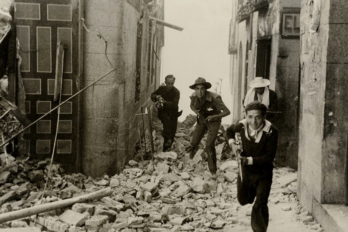 Miliziani all'assalto dellAlczar (Palazzo Reale) occupato da forze ribelli dellesercito durante i primi momenti della ribellione franchista, Toledo, Spagna, 1936. Foto: Ministerio de Educacin, Cultura y Deporte. Archivo General de la Administracin, Fondo Archivo Fotogrfico de la Delegacin de Propaganda y Prensa de Madrid durante la Guerra Civil, Albero y Segovia Informacin Grfica (Madrid, Espaa)