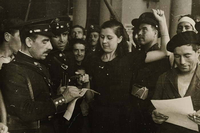 Miliziana mentre riceve le armi, Madrid, Spagna, 1936. Foto: Ministerio de Educacin, Cultura y Deporte. Archivo General de la Administracin, Fondo Archivo Fotogrfico de la Delegacin de Propaganda y Prensa de Madrid durante la Guerra Civil, Albero y Segovia Informacin Grfica (Madrid, Espaa)