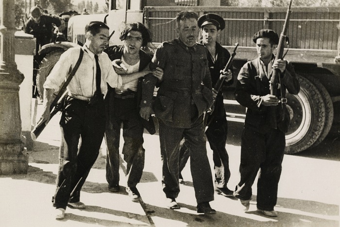Comandante del Corpo degli Ingegneri delle forze ribelli catturato dai miliziani, Guadalajara, Spagna, 1936. Foto: Ministerio de Educacin, Cultura y Deporte. Archivo General de la Administracin, Fondo Archivo Fotogrfico de la Delegacin de Propaganda y Prensa de Madrid durante la Guerra Civil, Albero y Segovia Informacin Grfica (Madrid, Espaa)