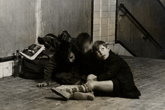 Ragazzini rifugiati in una stazione della metropolitana durante un bombardamento, Madrid, Spagna, 1936. Foto: Ministerio de Educacin, Cultura y Deporte. Archivo General de la Administracin, Fondo Archivo Fotogrfico de la Delegacin de Propaganda y Prensa de Madrid durante la Guerra Civil, Albero y Segovia Informacin Grfica (Madrid, Espaa)