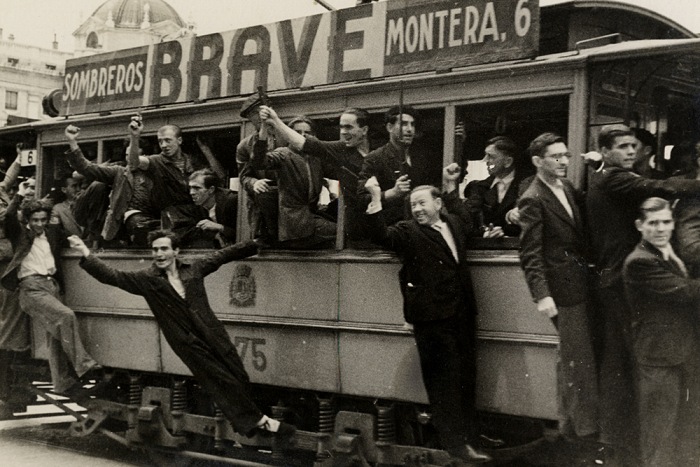 Tram pieno di miliziani repubblicani si dirige verso la caserma militare di Cuartel de la Montaa, Madrid, Spagna, 1936. Foto: Ministerio de Educacin, Cultura y Deporte. Archivo General de la Administracin, Fondo Archivo Fotogrfico de la Delegacin de Propaganda y Prensa de Madrid durante la Guerra Civil, Albero y Segovia Informacin Grfica (Madrid, Espaa)