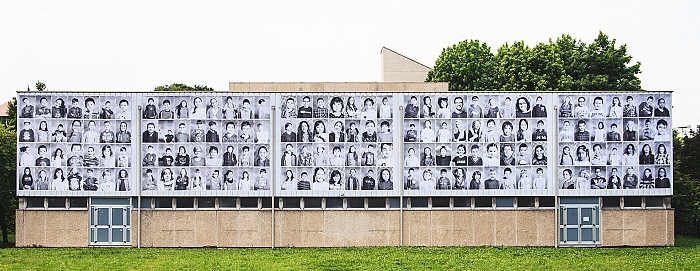Collettivo Collirio (2017), Tutto il mondo in una scuola/Inside Out Project. Installazione presso l'Istituto Comprensivo Statale Scialoia di Milano. Courtesy Collettivo Collirio