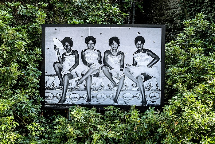 L'allestimento della mostra Les nuits et les jours de Kinshasa, 1951-1975 in rue Saint Vincent a La Gacilly in occasione di Festival Photo La Gacilly 2017.  FPmag.