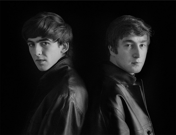 Astrid Kirchherr, John e George schiena contro schiena, 1962.  Ginzburg Fine Arts/Photo Astrid Kirchherr
