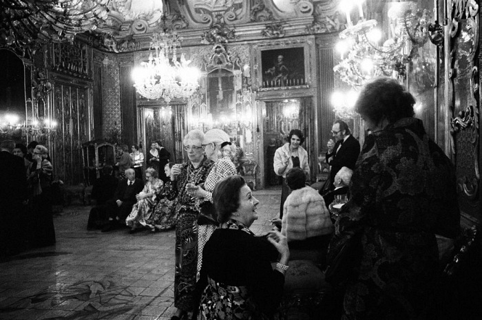 Letizia Battaglia, Ricevimento per la nobilt a Palazzo Ganci, Palermo, 1976.  Letizia Battaglia.