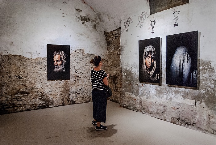 Un momento della visita alla mostra The Afghans di Adam Ferguson.  FPmag.