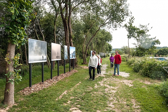 Un momento della visita alla mostra Glnac, le rveil des marais di Emmanuel Berthier.  Stefania Biamonti/FPmag.