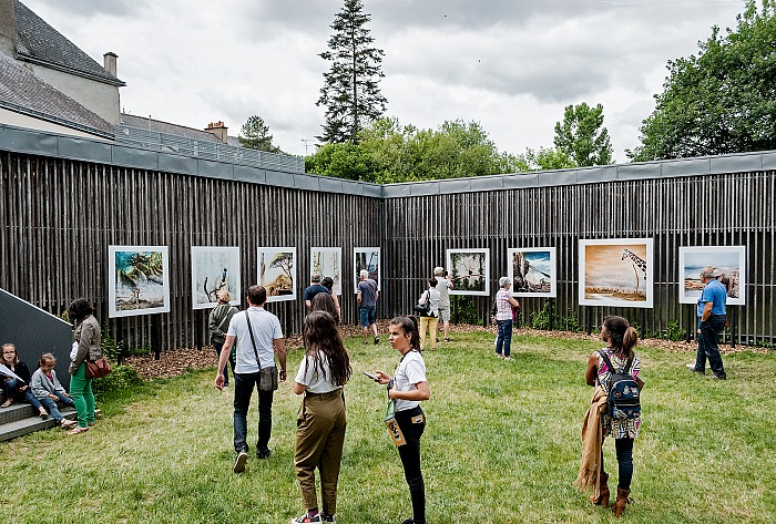 L'allestimento della mostra In situ di ric Pillot presso il Jardin de la passerelle a La Gacilly in occasione di Festival Photo La Gacilly 2017.  Stefania Biamonti/FPmag.