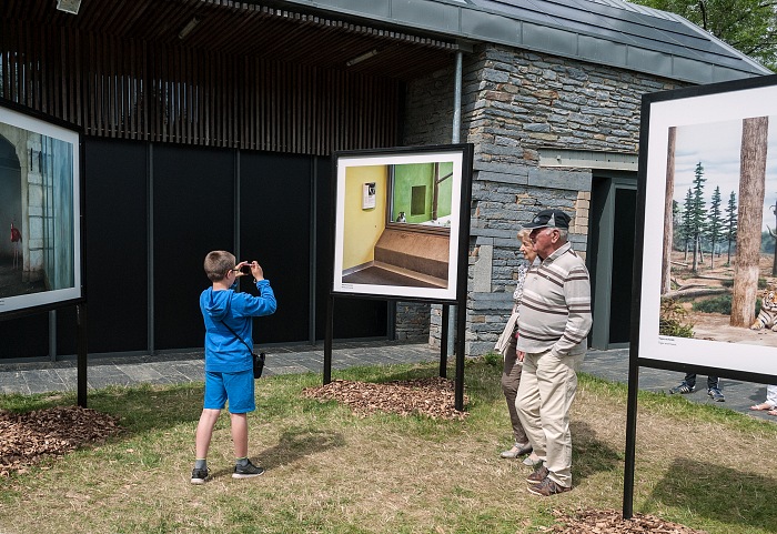 Un momento della visita alla mostra In situ di ric Pillot presso il Jardin de la passerelle a La Gacilly in occasione di Festival Photo La Gacilly 2017.  Stefania Biamonti/FPmag.