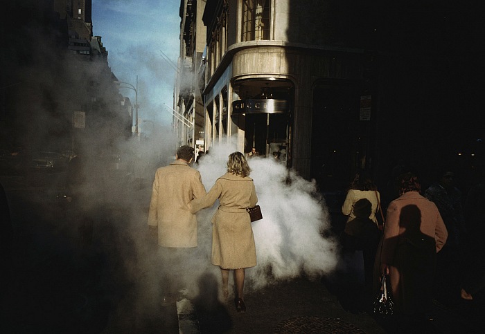 Joel Meyerowitz, Couple au manteau camel sur Street Steam (coppia con cappotto cammello sulla Street Steam), New York, 1975. Courtesy of the artist and Howard Greenberg Gallery.  Rencontres Arles.