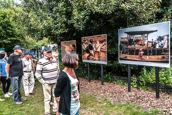 Un momento della visita alla mostra Nigria, dans le ventre dun gant di Akitunde Akinleye.  FPmag.