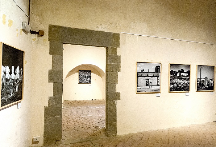 Un dettaglio dell'allestimento della mostra The Geography of Poverty di Matt Black, esposta alla Fortezza del Girifalco in occasione Cortona On Move 2017.  FPmag.