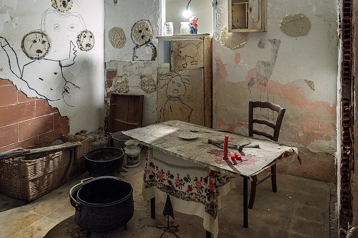 L'allestimento della mostra The House of the Ballenesque di Roger Ballin presso la Maison des Peintres nell'ambito di Les Rencontres De La Photographie di Arles.  FPmag.