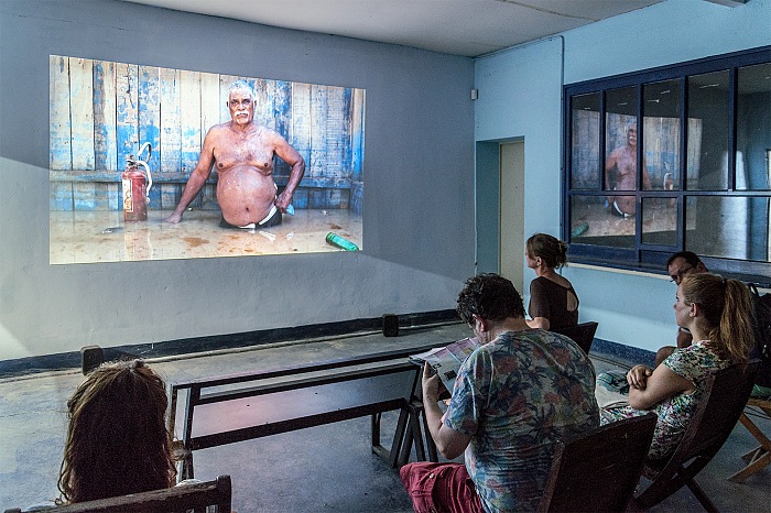 Un momento della visita alla mostra Un monde qui se noie di Gideon Mendel in esposizione presso Ground Control, nell'ambito di Les Rencontres de la Photographie 2017 ad Arles.  FPmag.