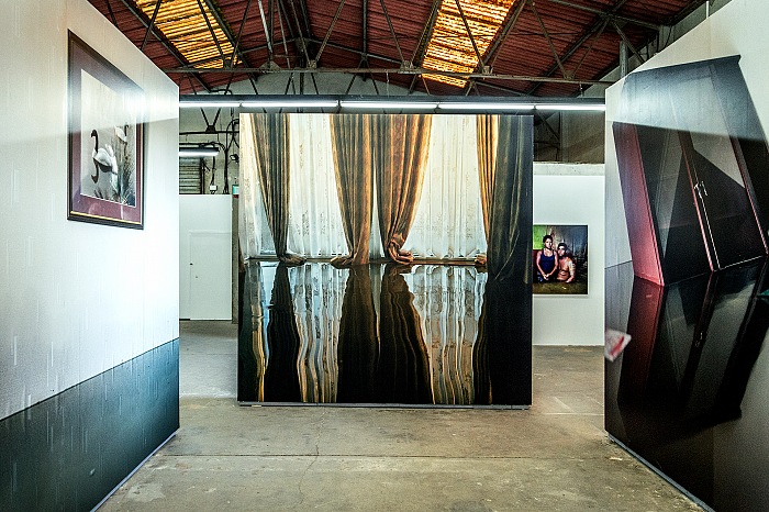 La sezione Ligne de crue della mostra Un monde qui se noie di Gideon Mendel in mostra presso Ground Control, nell'ambito di Les Rencontres de la Photographie 2017 ad Arles.  FPmag.