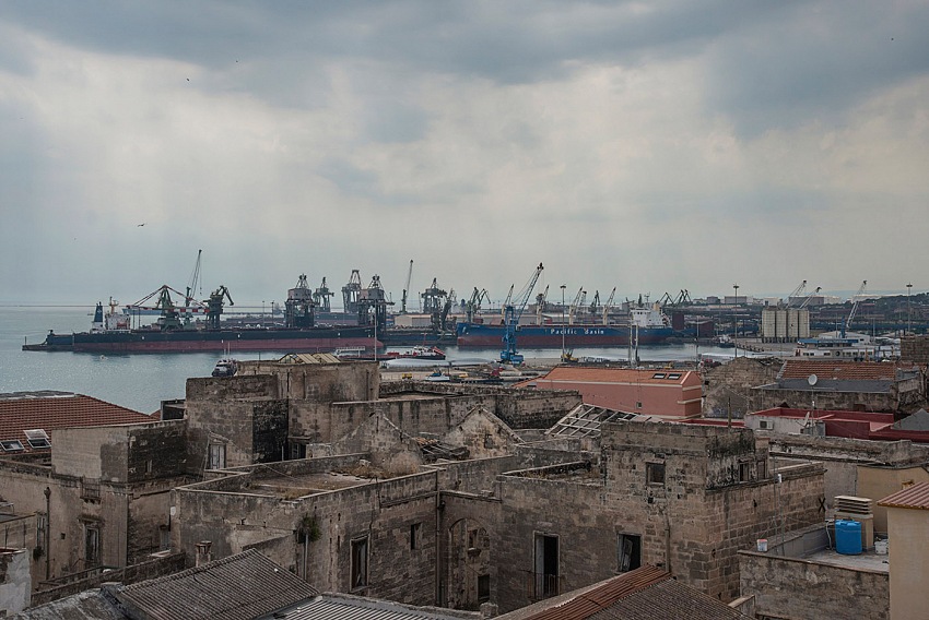 Pio Tarantini, Vedute del porto mercantile e della zona industriale dallalto della citt vecchia. Taranto.  Pio Tarantini.