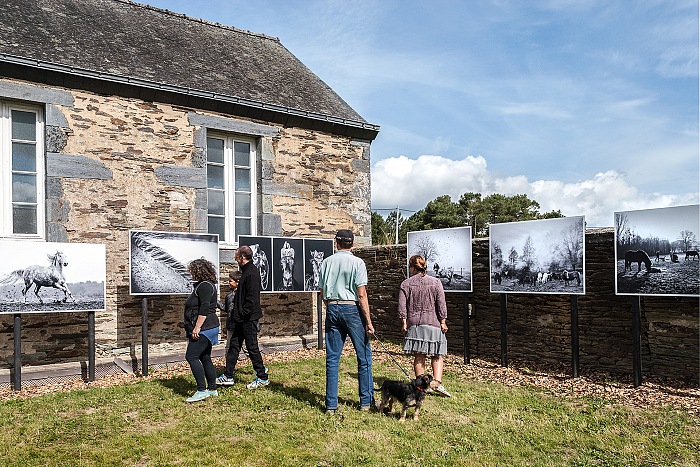 Durante la visita alla mostre Equus di Emanuele Scorcelletti a La Chapelle-Gaceline nell'ambito di Festival Photo La Gacilly 2017.  FPmag.