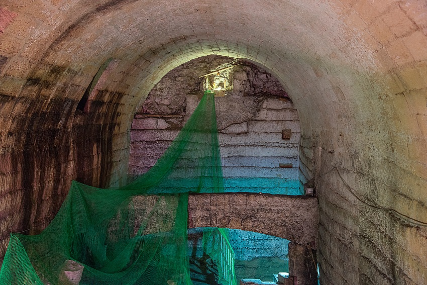 Pio Tarantini, Interno di una grotta ipogea. Taranto.  Pio Tarantini.