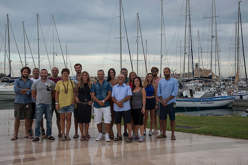 Pio Tarantini, Ritratto di gruppo di membri dell'Associazione Vogatori Remuri, Brindisi.  Pio Tarantini.