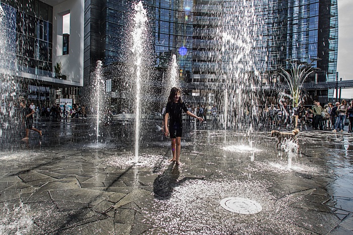 Laura Farinoni, piazza Gae Aulenti, Milano.  Laura Farinoni.