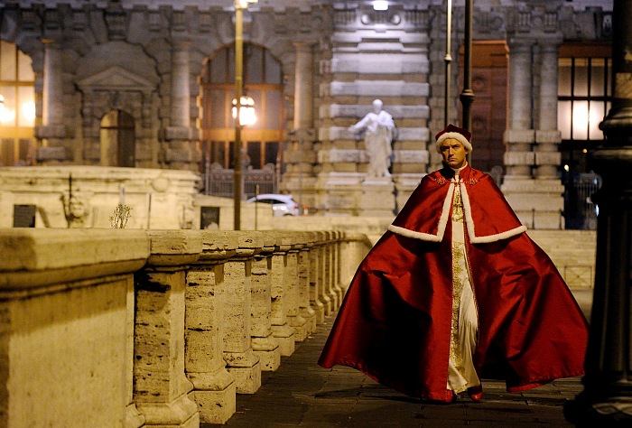 Gianni Fiorito, dal set di The Young Pope di Paolo Sorrentino, 2015. Nella foto Jude Law.  Gianni Fiorito -  WILDSIDE / Sky Italia