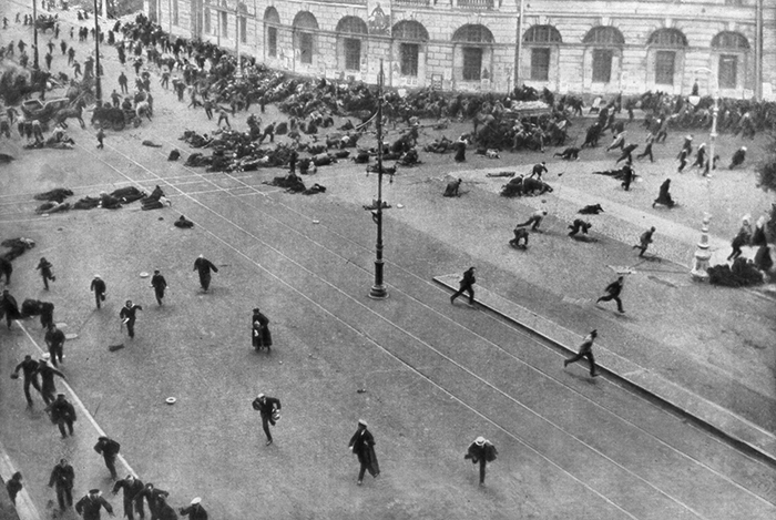 Combattimenti nelle strade di Pietroburgo durante il primo tentativo dei bolscevichi di rovesciare il governo democratico provvisorio e prendere il potere il 17 luglio 1917.  Heritage/AGF