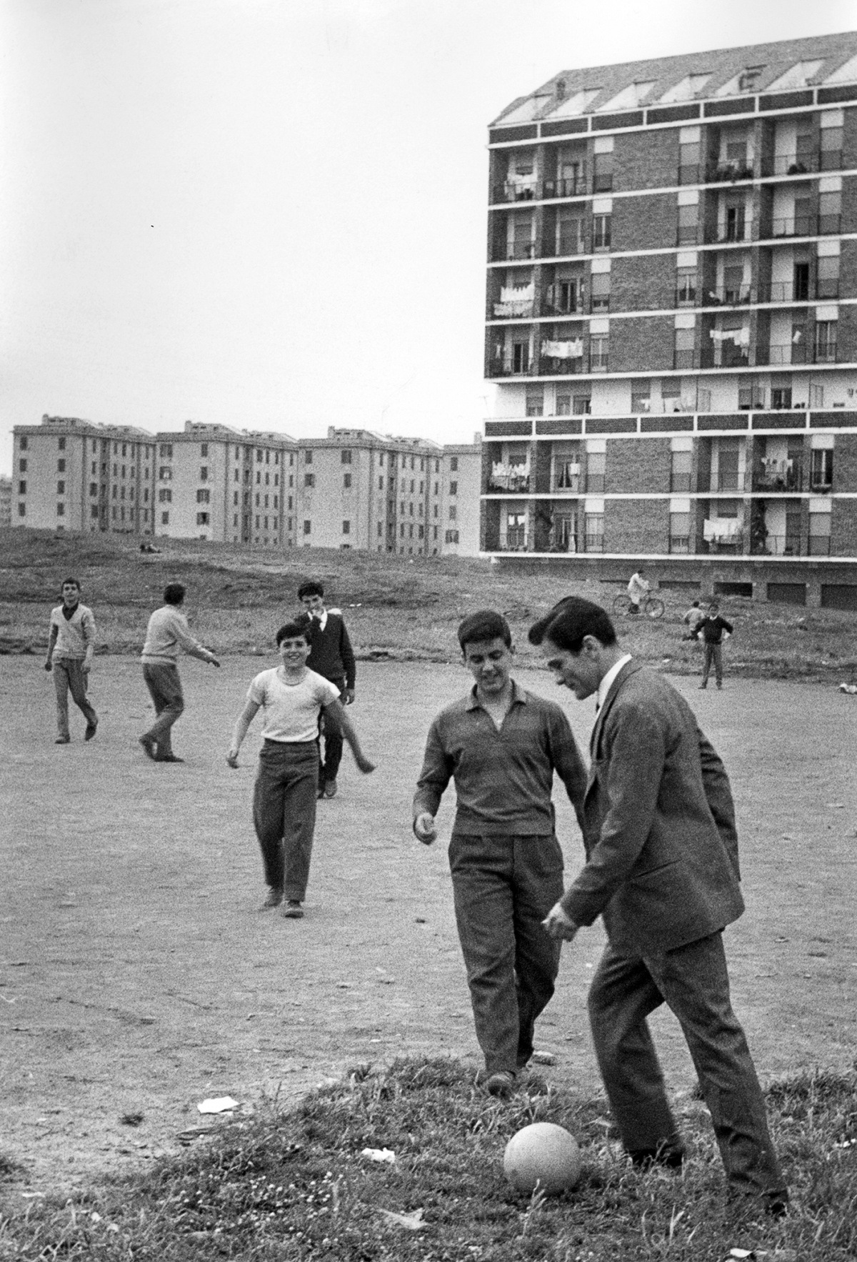 Pier Paolo Pasolini a Centocelle nella periferia di Roma, 1960, dal volume La storia d'Italia in 100 foto.  Luigi Leoni.